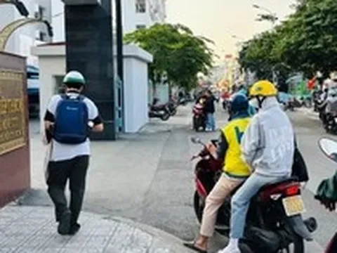 Sinh viên nháo nhác vì bãi xe bất ngờ đóng cửa, trường đại học chuyển hướng học online