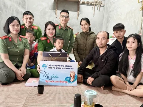 Các nữ chiến sĩ công an nhận đỡ đầu con của người mẹ trẻ tử vong do lũ cuốn.