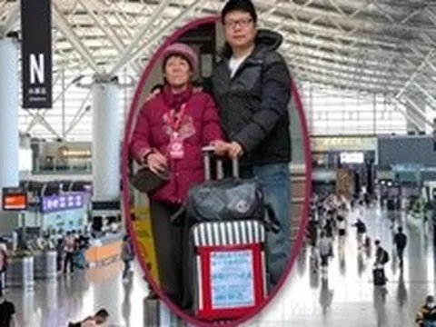 Mẹ vợ mù chữ lần đầu đi máy bay, chàng rể chu đáo dán 'lá thư cầu cứu' lên vali