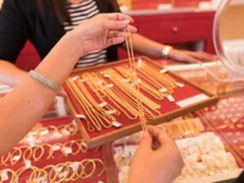 Con trai 16 tuổi khuyên mẹ tích trữ vàng suốt 3 năm, người phụ nữ lãi đậm 1,4 tỷ: "Thằng bé xem tin tức rồi dự đoán"