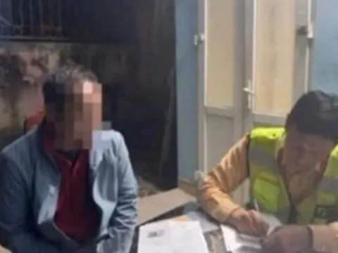 Đã chạy vào làn ngược chiều trên cao tốc, xe khách còn chèn ép xe đi đúng chiều