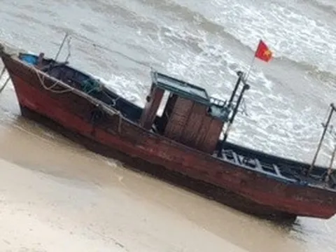 Tàu gỗ dài 15m, không người dạt vào bờ biển Quảng Trị