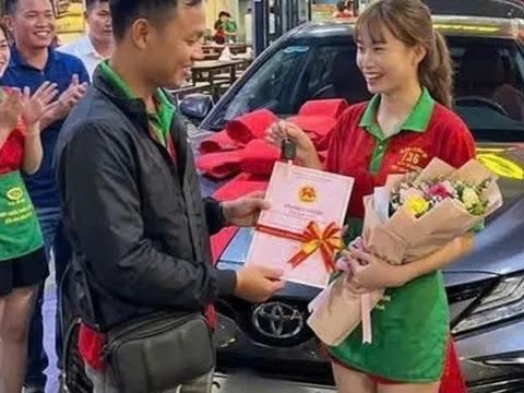 Trúng độc đắc 18 tỷ đồng, nam nhân viên quán Sườn Muối Ớt 135 bất ngờ mua ô tô tặng em gái ông chủ