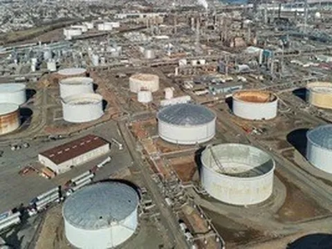 Vì sao các nước xả kho, giá dầu thế giới vẫn tăng cao?