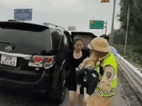 Một gia đình hốt hoảng, cầu cứu lực lượng CSGT trên cao tốc