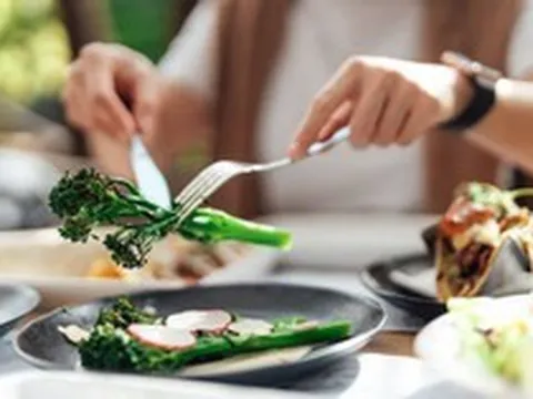 Ăn tối lúc mấy giờ để ngủ ngon nhất? Bác sĩ chỉ ra thời điểm chính xác