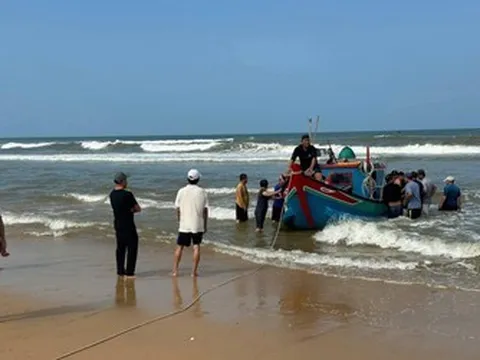 Vào mùa cá mực, ngư dân như ngồi trên đống lửa vì không thể ra khơi