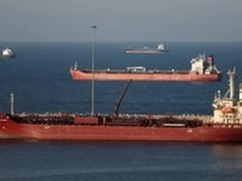 Iran bất ngờ cho phép tàu chở dầu một quốc gia châu Á đi qua eo biển Hormuz, hơn 100.000 thùng dầu sẽ cập cảng trong ngày 19/3