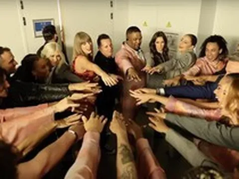 Làm nhân viên của ca sĩ giàu nhất thế giới sướng cỡ này: Được thưởng 5000 tỷ đồng, người bần thần kẻ ôm mặt sốc