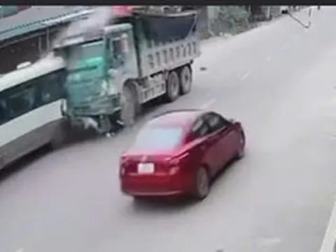 VIDEO: Xe ben tông xe 29 chỗ đưa đón học sinh, đẩy đi hàng chục mét