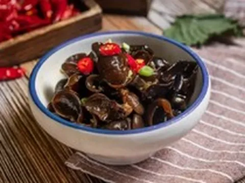 Chỉ ngâm mộc nhĩ trong nước, coi chừng bạn đang ăn phải trứng côn trùng