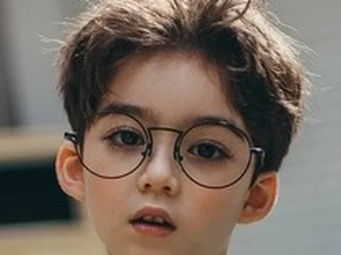 Bé trai nổi tiếng toàn cầu vì đôi mắt đẹp như tranh vẽ giờ ra sao?