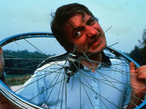 Người đàn ông ăn cả xe đạp, máy bay: Kỷ lục Guinness khó tin nhất thế giới