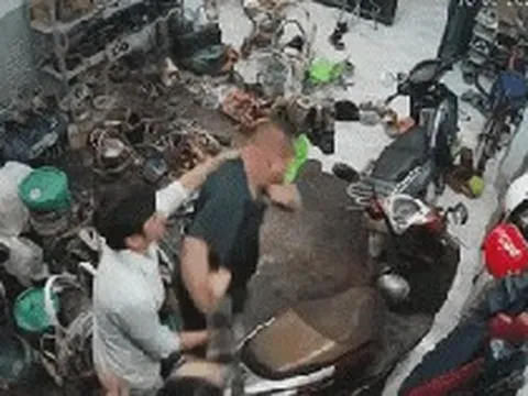 Xuất hiện clip thứ 2 vụ người đàn ông ở Hà Nội bị 3 đối tượng lạ kéo từ trong nhà ra ngoài đánh