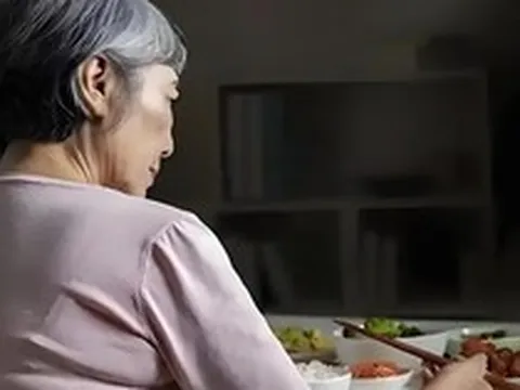 57 tuổi sống chung với bạn trai, mỗi tháng trả 3,5 triệu tiền sinh hoạt: Tôi nhận ra mình đang “trả tiền để làm giúp việc”