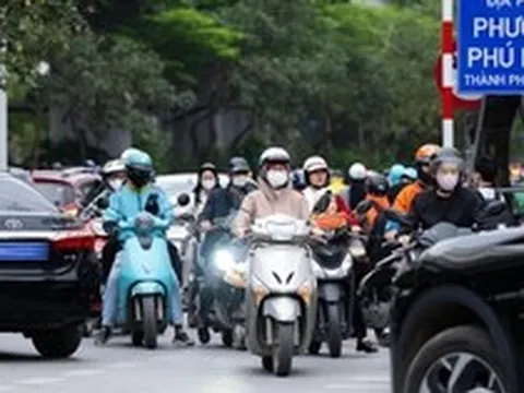 Ảnh, clip: Xe máy nối đuôi nhau, rồng rắn đi ngược chiều ở Hà Nội