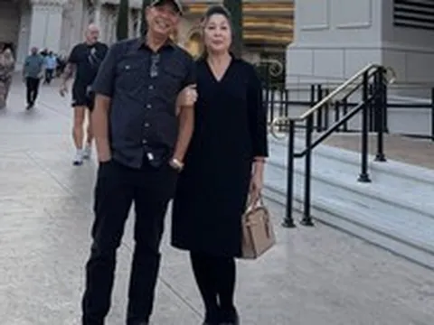 Nữ NSND 60 tuổi nổi tiếng Việt Nam đăng status nói yêu chồng "muốn được dựa dẫm"