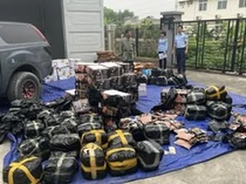 Kiểm tra 2 xe tải chở 2.340kg lạp xưởng, bánh bao, thanh cua, chả mực.... công an phát hiện chi tiết khiến nhiều người “ớn lạnh”