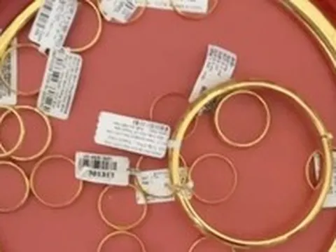 Cô gái Hà Nội sốc nặng khi bán 2 cây vàng cưới ước tính 326 triệu, chủ tiệm chỉ đưa 312 triệu, netizen: Vậy là chính xác rồi!