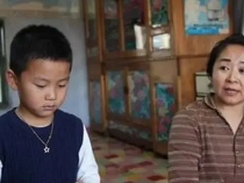 "Bà đến ăn bữa miễn phí nữa rồi" - Lời đứa trẻ khiến người bà rơi nước mắt, nguyên nhân càng xót xa