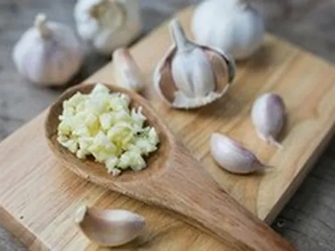 Kiên trì ăn tỏi mỗi ngày để “ngừa ung thư”, người phụ nữ 62 tuổi nhận kết quả khám sức khỏe khó ngờ sau 6 tháng