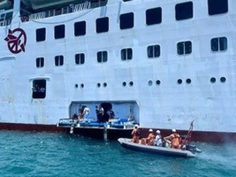 Khẩn cấp ứng cứu 2 du khách Nhật Bản trên tàu du lịch