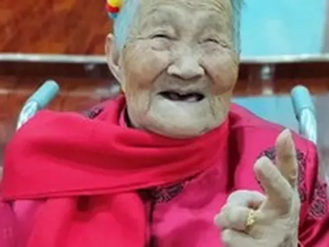 Cụ bài 102 tuổi vẫn tự may tất vá giày, tiết lộ bí quyết sống thọ: Loại nước bà uống mỗi ngày khiến nhiều người bất ngờ