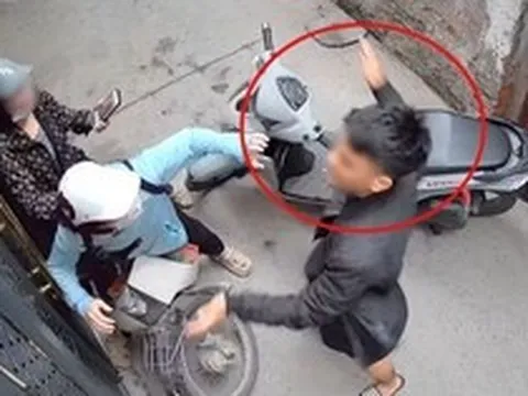 Bức xúc clip nam thanh niên chặn đánh 2 phụ nữ trong ngõ ở Hà Nội: Công an thông tin bất ngờ