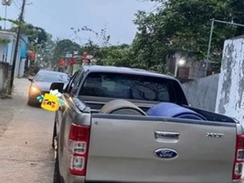 Thông tin mới vụ clip tài xế đậu xe bán tải chiếm hết phần đường bị nhắc nhở còn tranh cãi