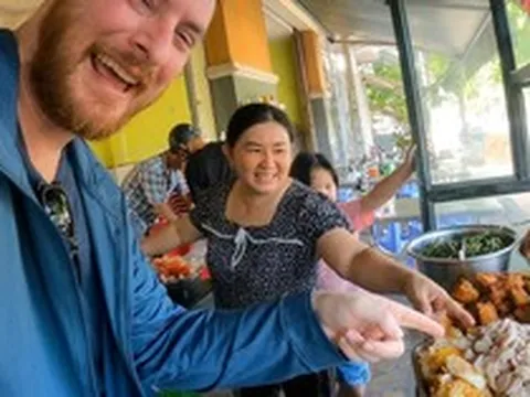 Muốn khen món ăn "rất thơm", anh Tây nói nhầm một chữ khiến chủ quán tắt nụ cười