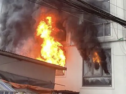 Cháy dữ dội nhà 7 tầng, phá mái nhà đưa thang xuống cứu người