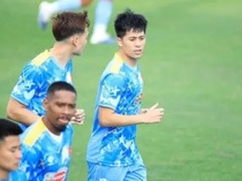 "Chuyên gia săn Tây" Đình Trọng trở lại ĐT Việt Nam sau 1.200 ngày, tái ngộ Duy Mạnh, "bối rối" ngoại ngữ vì Xuân Son