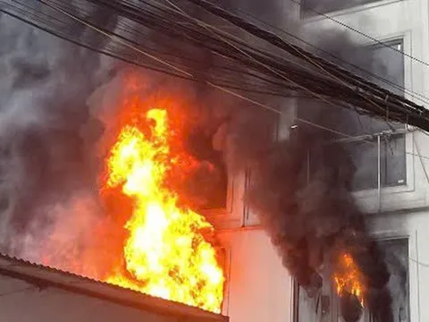 Cháy nhà 6 tầng, 2 thanh niên dũng cảm phá mái tôn cứu người