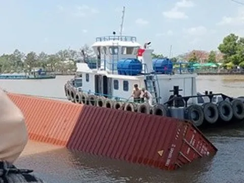 Vụ container rơi xuống kênh Chợ Gạo: Phạt thuyền trưởng 6 triệu đồng