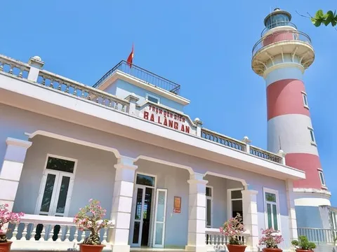 Ngọn hải đăng mang tên lạ bất ngờ trở thành điểm "săn view" hút khách