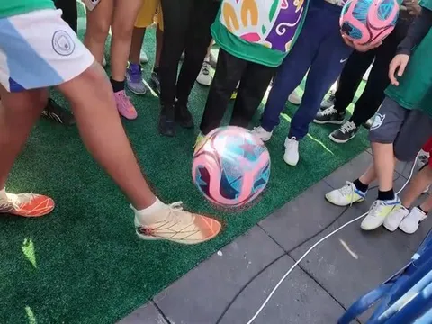 10.000 người phủ kín sân cỏ 30 phút làm điều chưa từng có khiến Guinness ghi danh