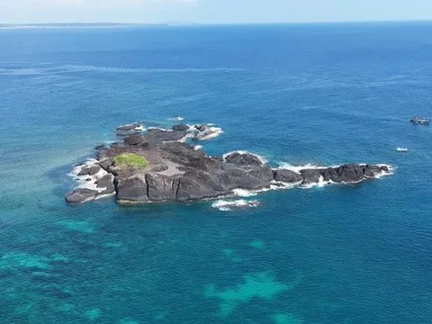 Cận cảnh đảo nhỏ được Quảng Ngãi nghiên cứu tour lặn biển, ngắm san hô