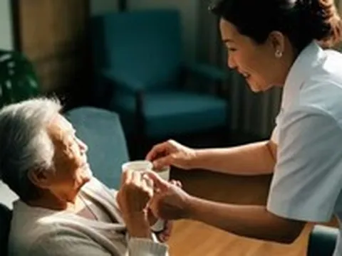 10 năm làm nghề chăm sóc người già, tôi nhận ra: Người về hưu dư dả hay chật vật không nằm ở lương hưu, mà ở 3 quyết định tài chính này