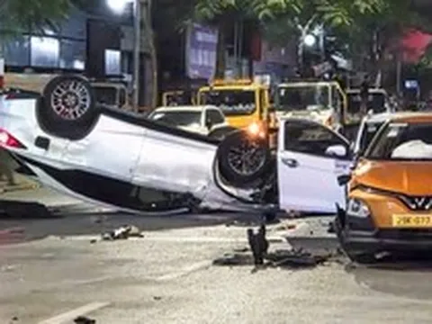 Hiện trường ô tô 'điên' tông liên hoàn khiến 2 người bị thương