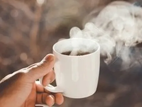 Hội đồng 23 chuyên gia cảnh báo: Loại nước thường thấy, rẻ hơn cả cốc trà đá, hóa ra gây ung thư nguy hiểm không kém rượu bia