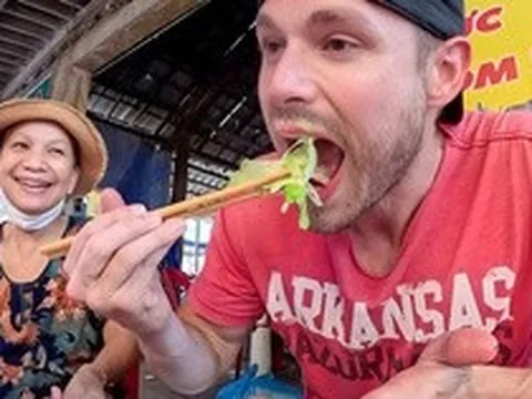 Muốn nói "Tôi ăn nhiều", anh Tây lỡ miệng thành "Tôi ăn nhậu" và cái kết khiến cả bàn cười nghiêng ngả