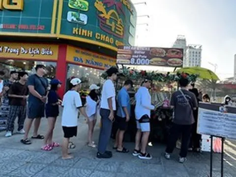 Xe bánh mì "gây sốt" ở Đà Nẵng buôn bán lấn chiếm vỉa hè