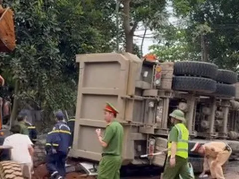 Xe tải chở đất lật đè nát xe ô tô con, xe máy, 2 người tử vong