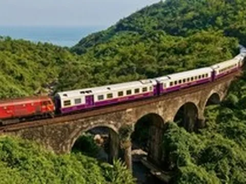 Chuyến tàu ‘xịn như khách sạn 5 sao’ mới nhất ở Việt Nam: Đi qua vịnh biển đẹp top 1 thế giới, giá chưa đến 200.000 đồng/người