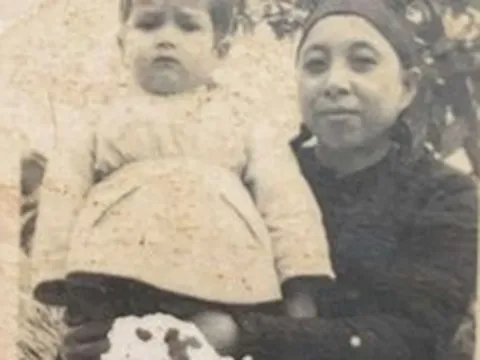 Cậu bé được mẹ ẵm trong bức ảnh giờ là tên tuổi đình đám showbiz Việt: Gia thế "không phải dạng vừa", giờ dạy con khéo