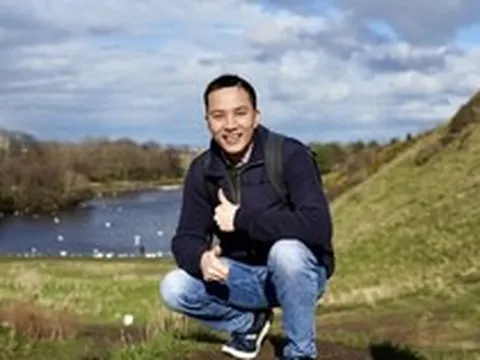 Từ cậu bé 4h sáng lội bùn đi học đến top 2% nhà khoa học ảnh hưởng nhất thế giới