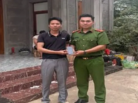 Nhận tin người đàn ông SN 1997 được chuyển khoản 60 triệu đồng, công an mời cô gái SN 2008 ở Hà Nội tới làm việc