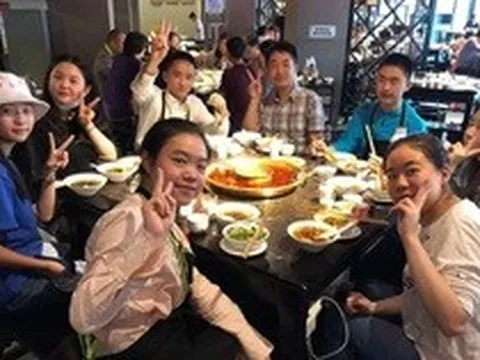 Đi họp lớp, người lương 100 triệu đồng/tháng được xếp ngồi riêng, tôi ngồi với nhóm còn lại: Về nhà, nhận được tin nhắn lập tức rời nhóm lớp