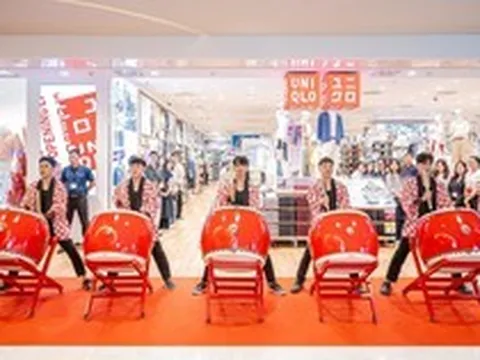 Hàng trăm khách hàng xếp hàng dài trước cửa hàng UNIQLO Hanoi Centre
