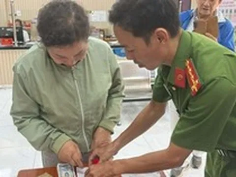 Bỏ quên túi xách chứa gần 10 chỉ vàng và kim cương trên taxi, người phụ nữ nhận lại "phép màu" trị giá hơn 3 tỷ đồng